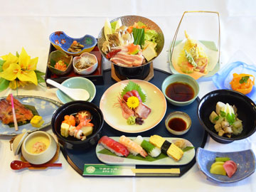 *【夕食（イメージ）】地元の食材を中心に、一品一品丁寧にご用意した季節の和会席。