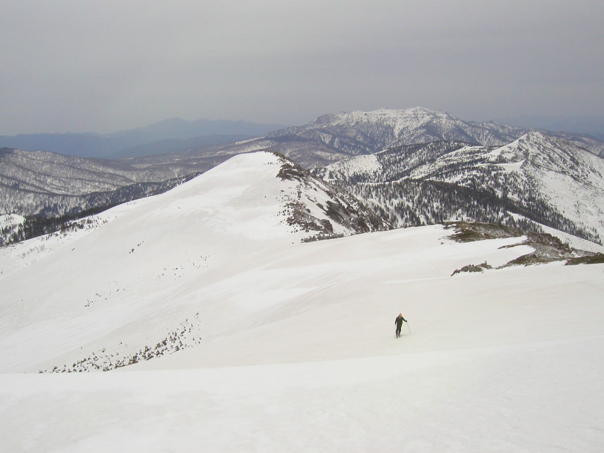 *冬～春にかけて、山々は一面銀世界の雪化粧に包まれます。