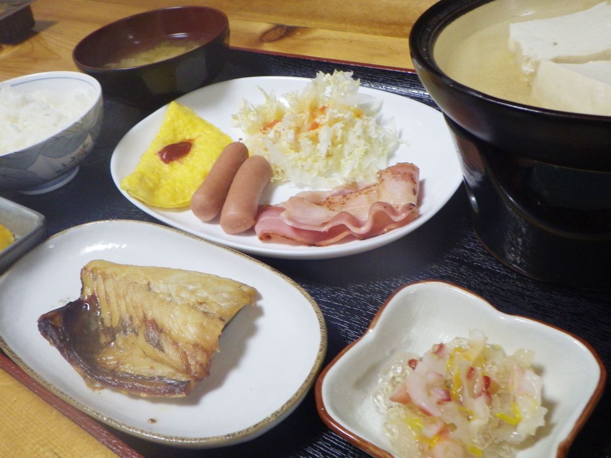 *【朝食一例】温かいごはん、お味噌汁、玉子料理、湯豆腐、魚料理などの和洋食です！