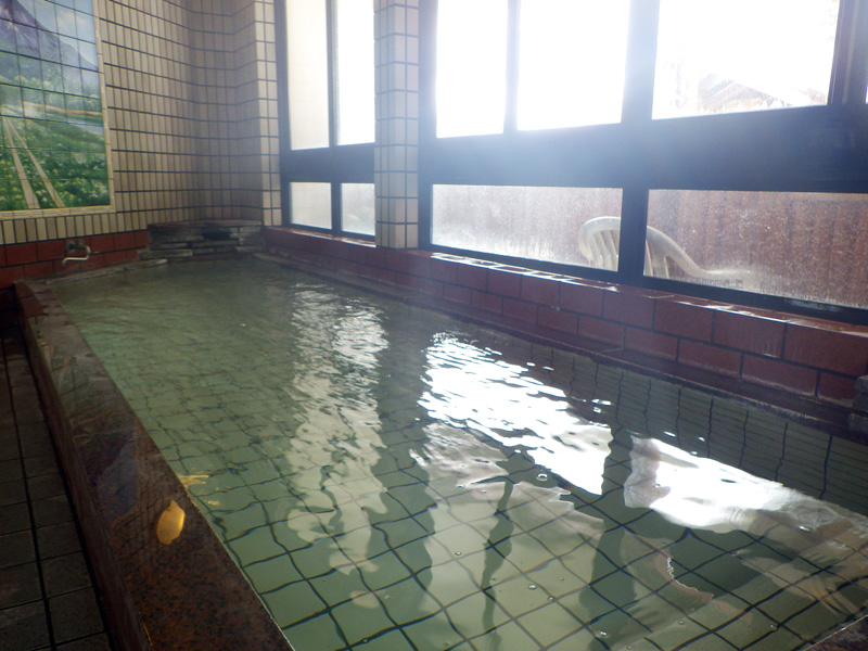 *【男湯】泉質は、アルカリ性単純硫黄温泉。肌に優しい天然温泉です。