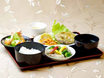 【夕食一例】季節の食材を使用した日替わり定食をご用意★定食以外のメニューに変更も可能です☆