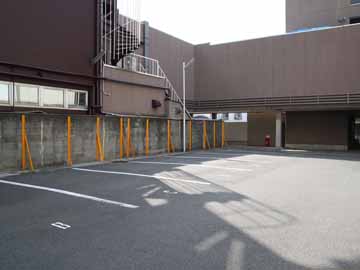 【北側駐車場】約70台収容可能な有料駐車場を完備。車でお仕事の方にもご好評です!