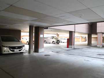 【北側駐車場】約70台収容可能な有料駐車場を完備。車でお仕事の方にもご好評です!