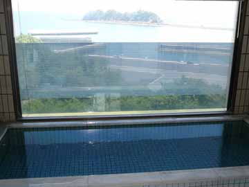 【海が見える展望風呂】湯冷めしにくく肌なめらかに整える効果のある『軟太郎温泉』という軟水のお風呂