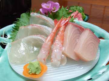 ご夕食例【タイ　ブリ　エビ】地物野菜・新鮮魚介類など美味しい海の幸てんこ盛り♪