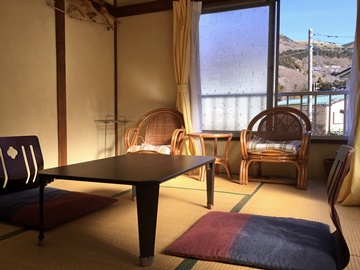 *【和室6畳／角部屋】2面採光のお部屋で、片側の窓からは仙石原の山々を望むことができます。
