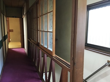 *【館内】廊下／赤じゅうたんの廊下に摺りガラスの窓…。昭和レトロな館内です。