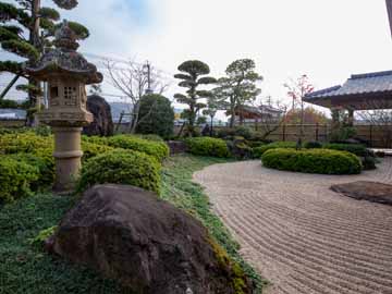 *【庭園(全体)】手入れされている美しい庭園。