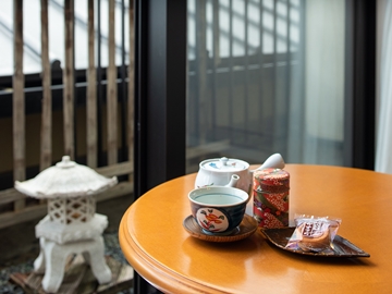 *【客室一例】お茶とお菓子でほっと一息。