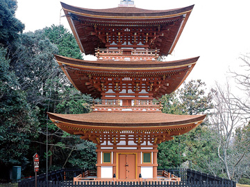 ≪三重塔≫鎌倉期の純和様式の小塔で、重要文化財に指定されています。