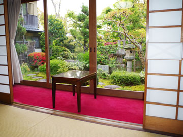 全客室から見える美しい日本庭園を眺めながら。。こころ休まるひとときをお過ごしください。