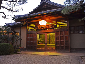 ≪外観≫東大寺別院を移築した純和風旅館”庭園の宿”観鹿荘。