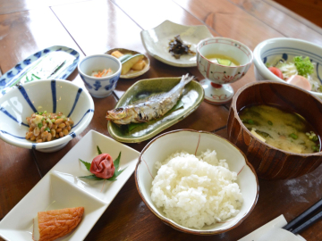 【朝食一例】身体にやさしい素朴な和定食をご用意。自家製味噌を使った味噌汁が好評です♪