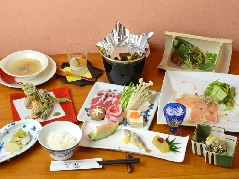 【夕食一例】手作りの和洋折衷の創作料理。旬を大事にしたお料理の数々をご堪能ください。