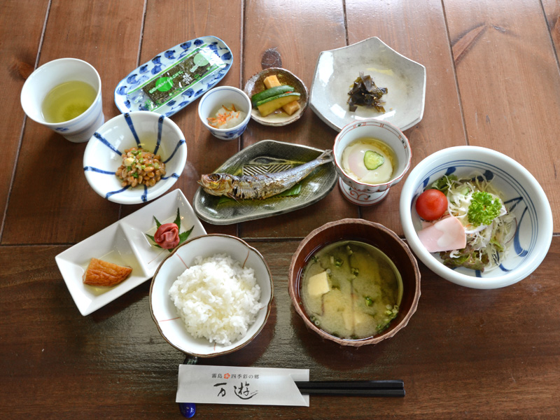 【朝食一例】身体にやさしい素朴な和定食をご用意。自家製味噌を使った味噌汁が好評です♪
