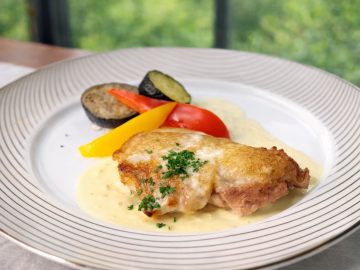 *香ばしく焼き上げたチキンのメインディッシュ｜みんなで楽しむシェアコースの主役