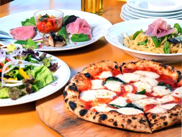 *焼きたてピザや前菜をシェアして楽しむ｜会話が弾むにぎやかなひととき