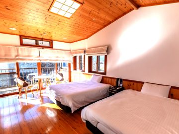 *木のぬくもりに包まれた客室｜テラス付きでゆったり過ごすひととき