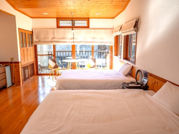 *木のぬくもりに包まれる、ゆったりとした客室