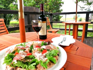 *ランチタイム限定でご利用いただける開放的なテラス席