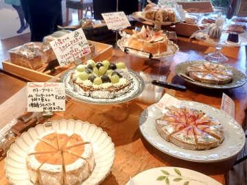 *館内の焼き菓子工房で、お気に入りのひと品を選ぶ楽しみも