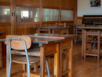 *当時の面影を残す教室で、懐かしいひとときを