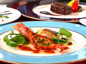 *香ばしく焼き上げた海老と旬魚の一皿。素材の旨みを引き出したメイン料理です