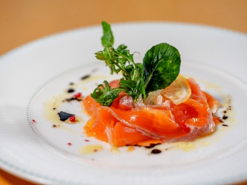 *自家製マリネのサーモンを爽やかな柑橘の香りで。ひと皿目から季節を感じる前菜です