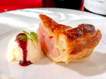 *焼きたてのアップルパイとアイスのデザート。食後のひとときをゆっくりとお楽しみください