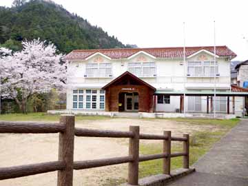 【めいじ-外観】昔懐かしい外観は小学校そのもの!共同キッチンでの自炊も可能です★