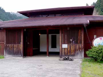 屋内で炭火焼いろりBBQが楽しめる敷地内施設【いろり】。食材持ち込みも可能です★