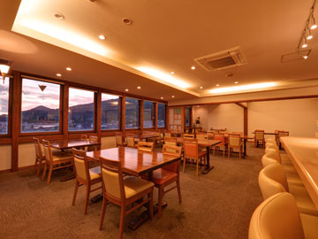 *７F朝食会場（アンフィニ）/八幡浜港が一望できる当ホテル自慢のレストラン。