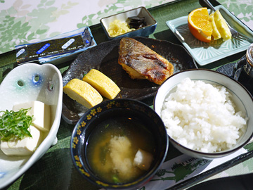 【朝食】ご飯・味噌汁・焼き魚・卵焼き…など家庭的な和食の朝食です（洋食もございます）