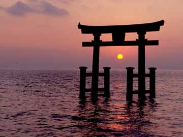 【白鬚神社】近江最古の大社。琵琶湖に浮かぶ鳥居は、「近江の厳島」と称されています。