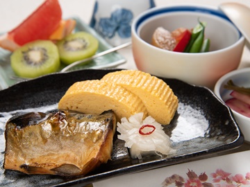 *【和朝食一例】だし巻きに焼き魚。定番だけど美味しいと評判です！