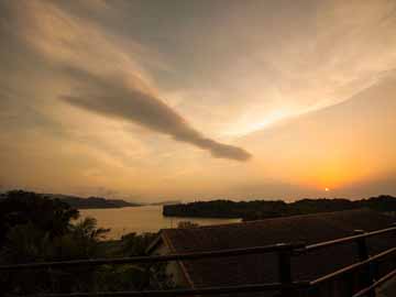 *【夕陽】ホテルより。この日は雲に隠れてしまいましたが、晴れた日はとても綺麗な夕焼けが広がります。