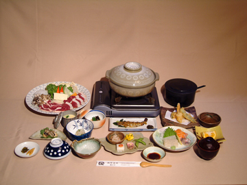 【夕食一例】温泉水を使用した『温泉鍋』が名物。猪肉ややまめなど、地場産の食材をたっぷりと使用！