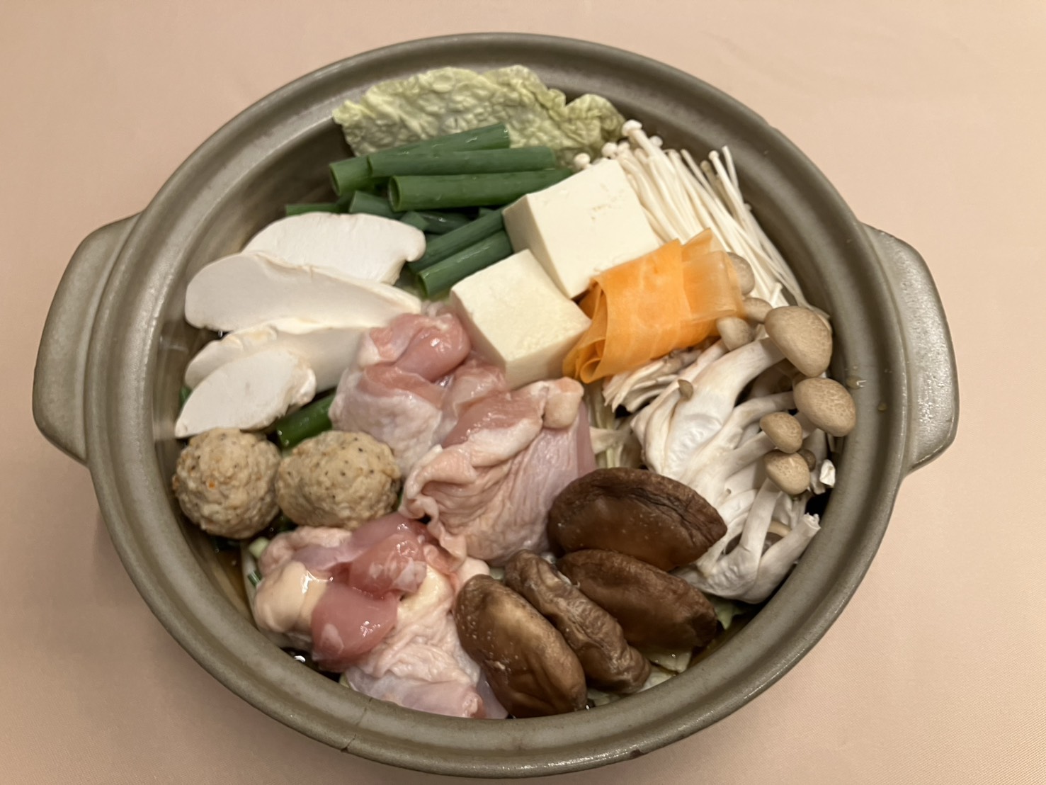 *【温泉鍋（キノコ鍋）】吉和産あわび茸や椎茸 ・ しめじ ・エノキなどキノコ三昧の温泉鍋