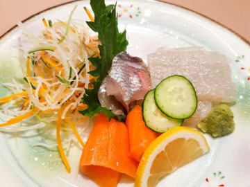【夕食一例】夏料理：岩魚・子持ちこんにゃくの刺身