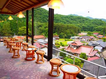 *【展望ロビー】大きな窓の外の眺めは解放感いっぱい。入浴前後の休憩にもご利用下さい！