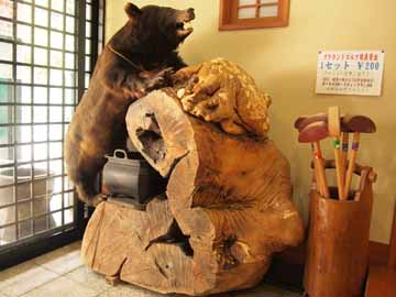 *【フロント】木の温もりが優しい、工芸品がお出迎えさせていただきます。