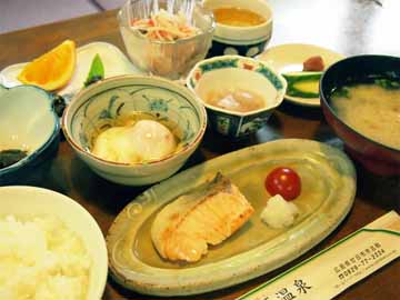 *【朝食一例】純和風の朝ごはんを、効能豊かな温泉水を使って調理しております。