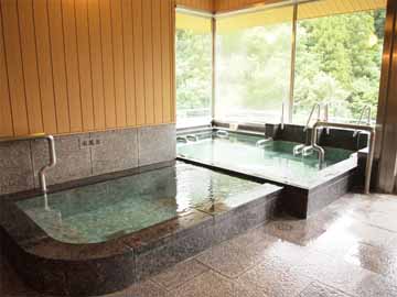*【天然温泉大浴場】大きな窓の外に吉和の自然の景観が広がります。
