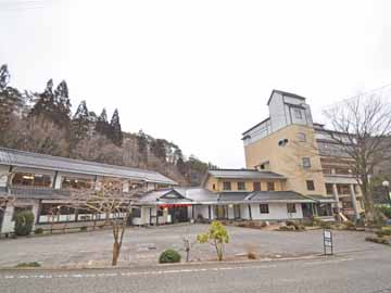 *【当館外観】吉和icから約5分。広い駐車場完備だから駐車が苦手な方も安心です。