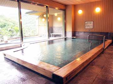 *【天然温泉大浴場】「木造り」と「石造り」の2種の大浴場は、朝夕で男女入れ替え制。
