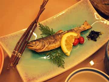 *【夕食一例／やまめ塩焼き】地場産の川魚を使ったお料理。温泉水で調理しています。