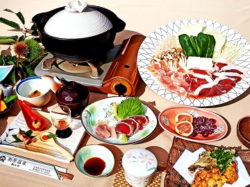 すべての料理に当館の温泉水を使用。評判の「温泉鍋」や「温泉コーヒー」がお勧めです。