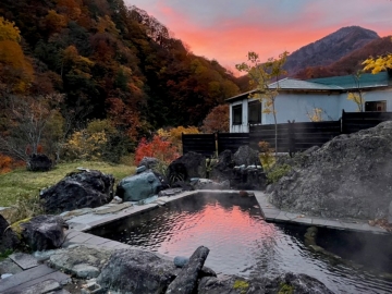 *幻想的な景色の中で過ごす露天風呂は極楽気分。