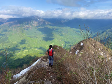 *［初夏・鳥甲山］頂上付近からは、苗場山、佐武流山をはじめ裏志賀の素晴らしい山並みが望めます