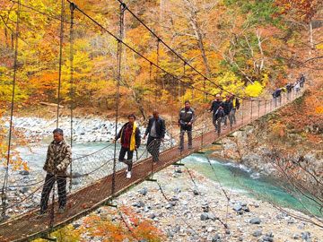 *［秋・裏庭の吊り橋］紅葉のベストシーズンは是非当館へ